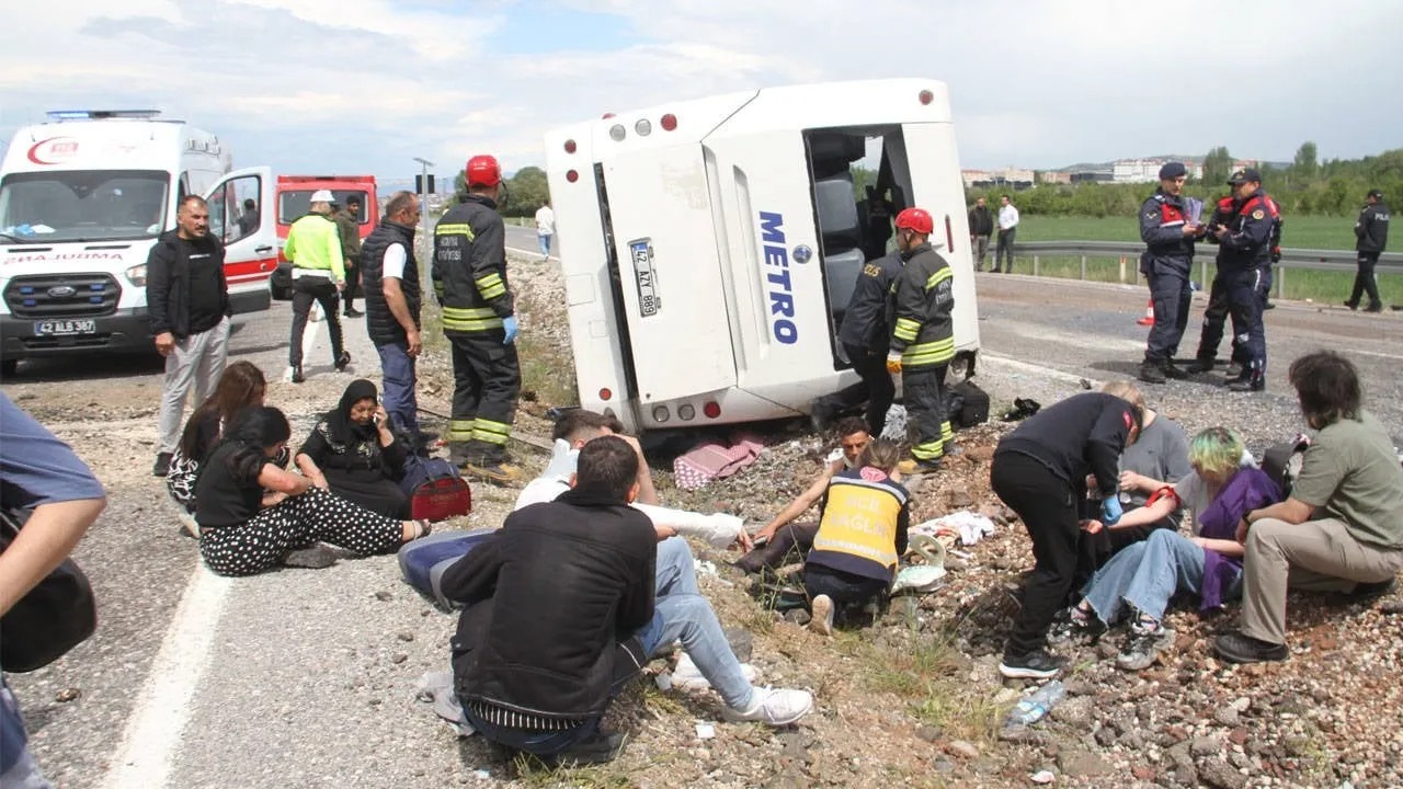 Yolcu otobüsü devrildi: 13 kişi yaralandı