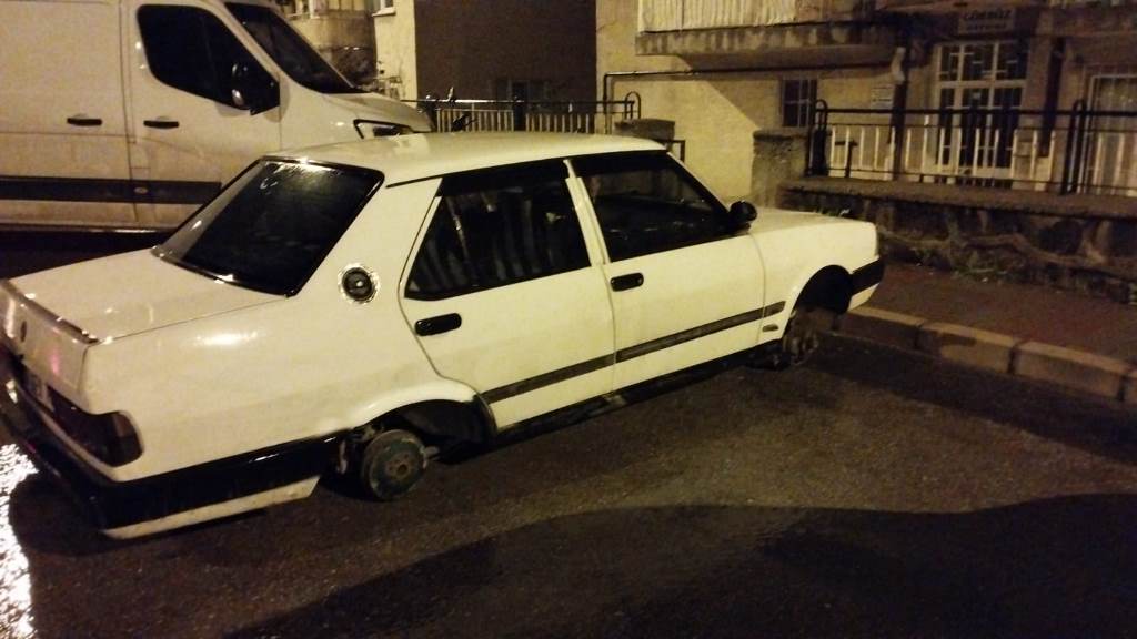 AFYONKARAHİSAR’DA OTOMOBİLDEN JANT VE LASTİK ÇALAN 2 ŞÜPHELİ YAKALANDI