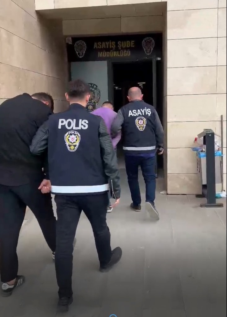 AFYONKARAHİSAR’DA OTOMOBİLDEN JANT VE LASTİK ÇALAN 2 ŞÜPHELİ YAKALANDI