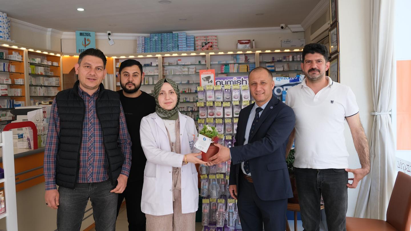 Sandıklı Belediyesi'nden  Eczacılar Günü Sürprizi