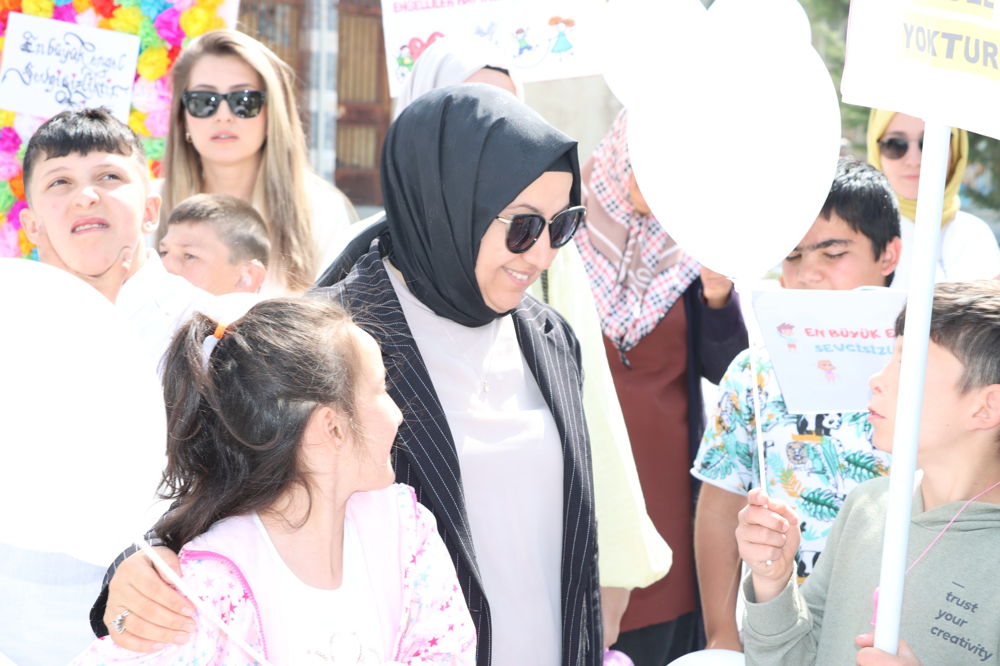 "Her Adımda Kalplerimiz Daha da Yaklaşıyor": İscehisar'da Engelliler Haftası Farkındalık Yürüyüşü ile Taçlandı