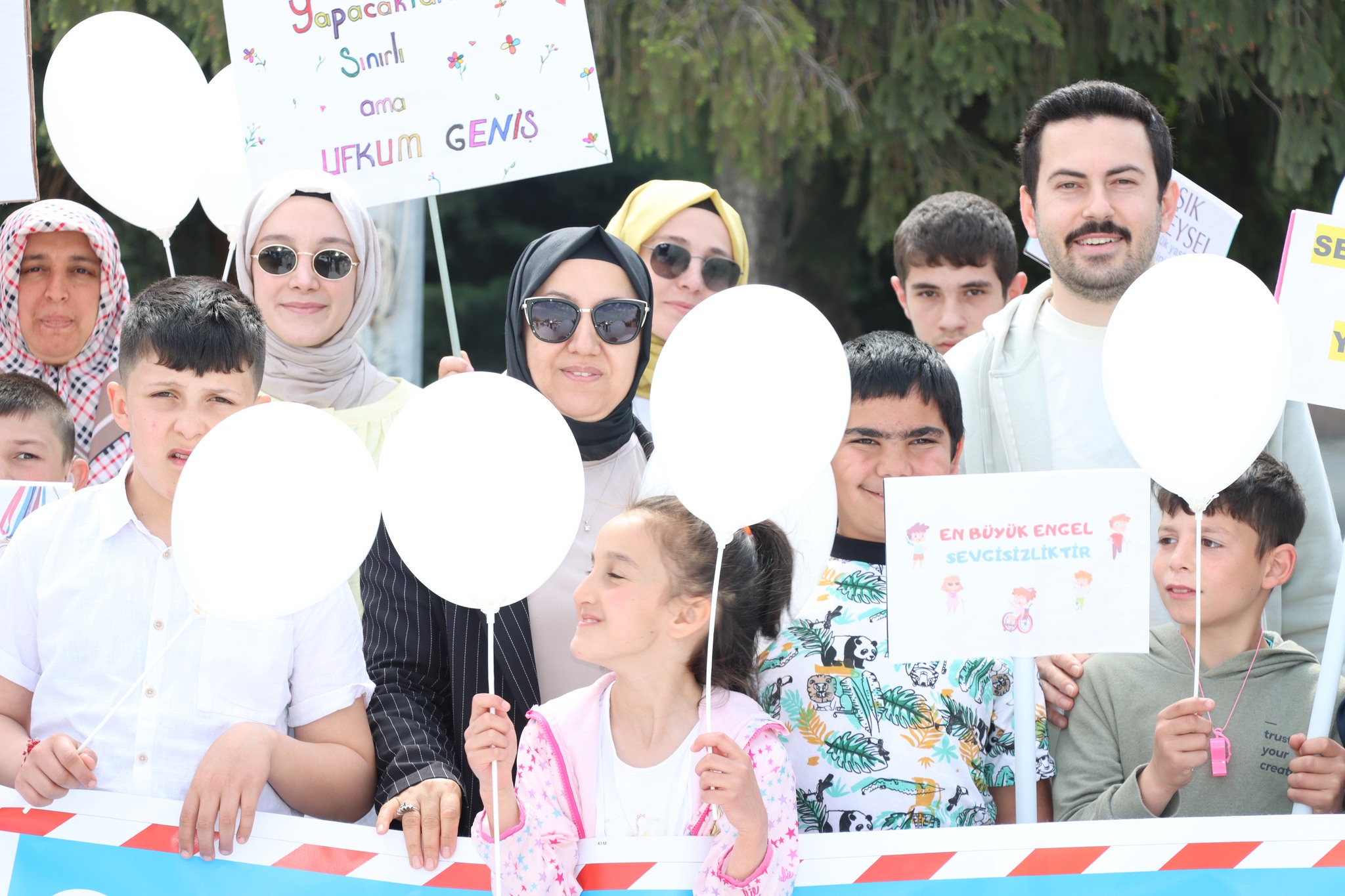 "Her Adımda Kalplerimiz Daha da Yaklaşıyor": İscehisar'da Engelliler Haftası Farkındalık Yürüyüşü ile Taçlandı