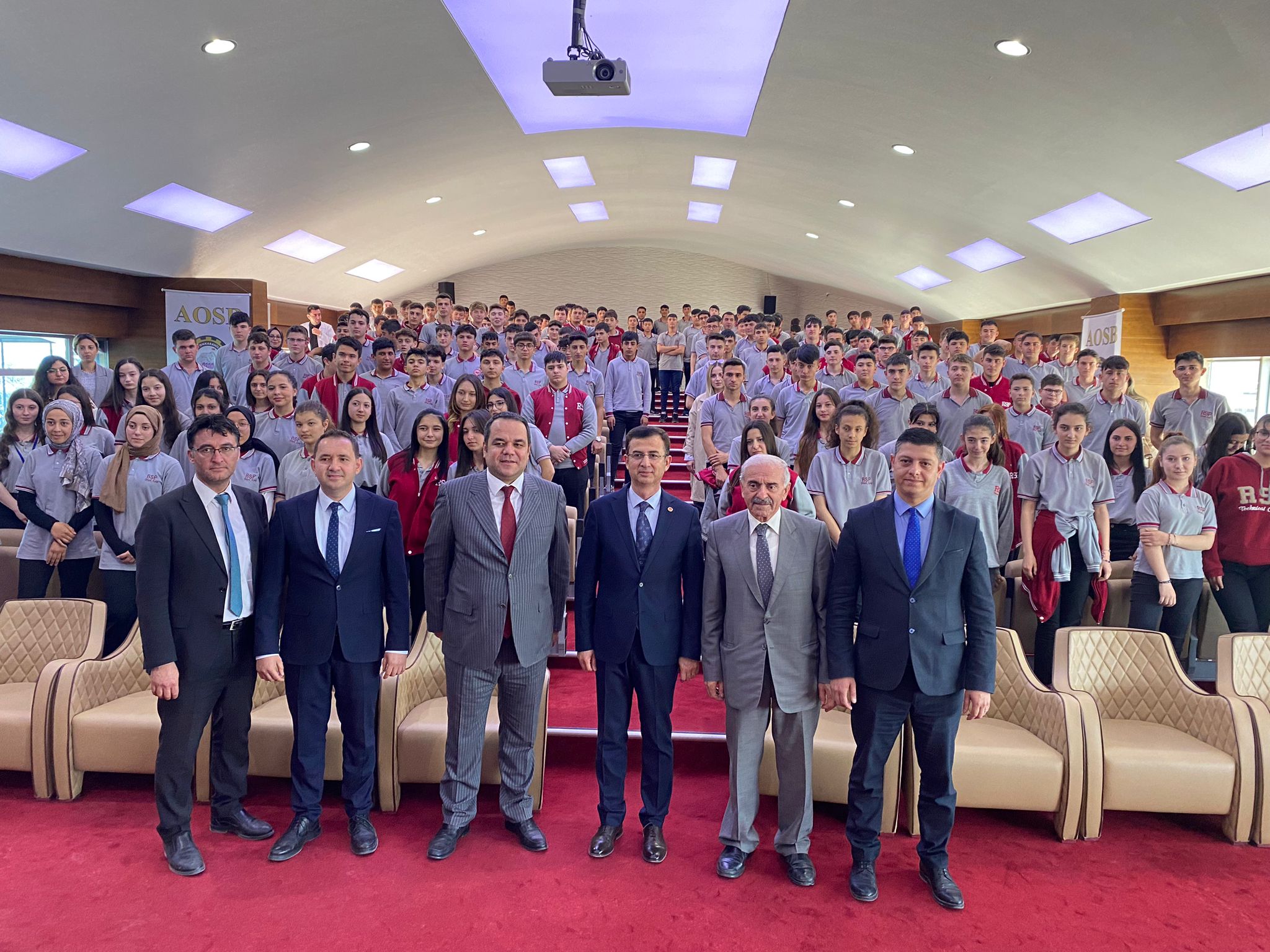 Müdür Karayol’dan Gençlere Mesaj: “Karakteriniz Yolunuzu Açar”