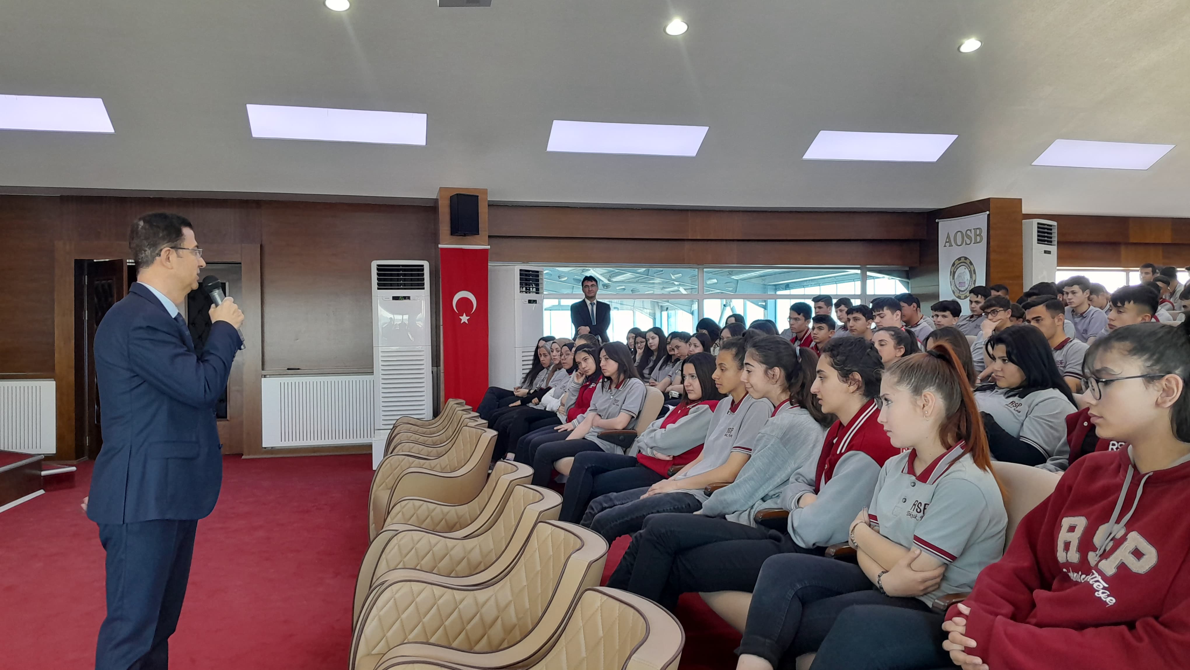 Müdür Karayol’dan Gençlere Mesaj: “Karakteriniz Yolunuzu Açar”