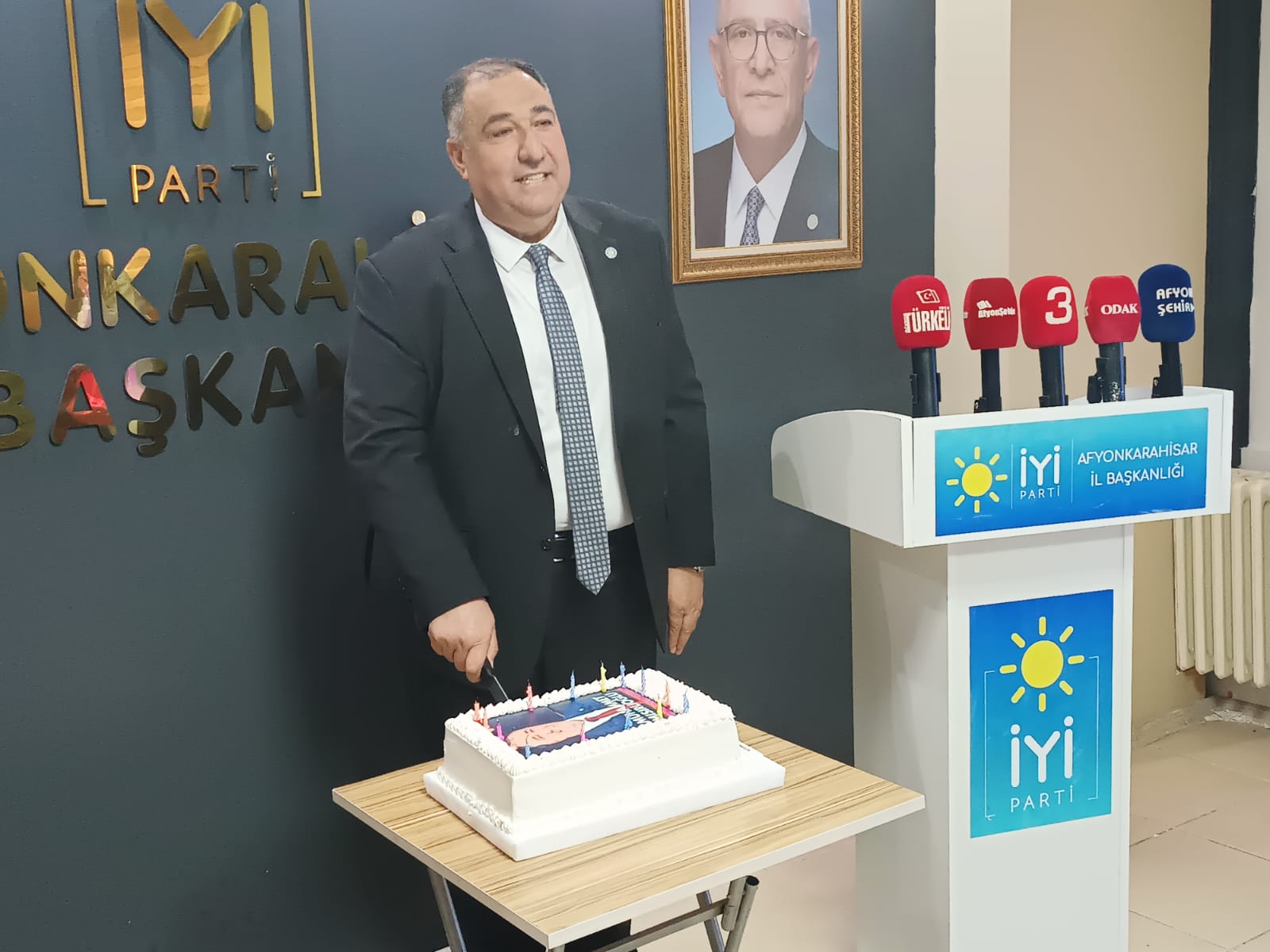 Başkan Mısırlıoğlu’na Sürpriz Doğum Günü Kutlaması:  “Dileğim, Partimizin İktidar Olması”