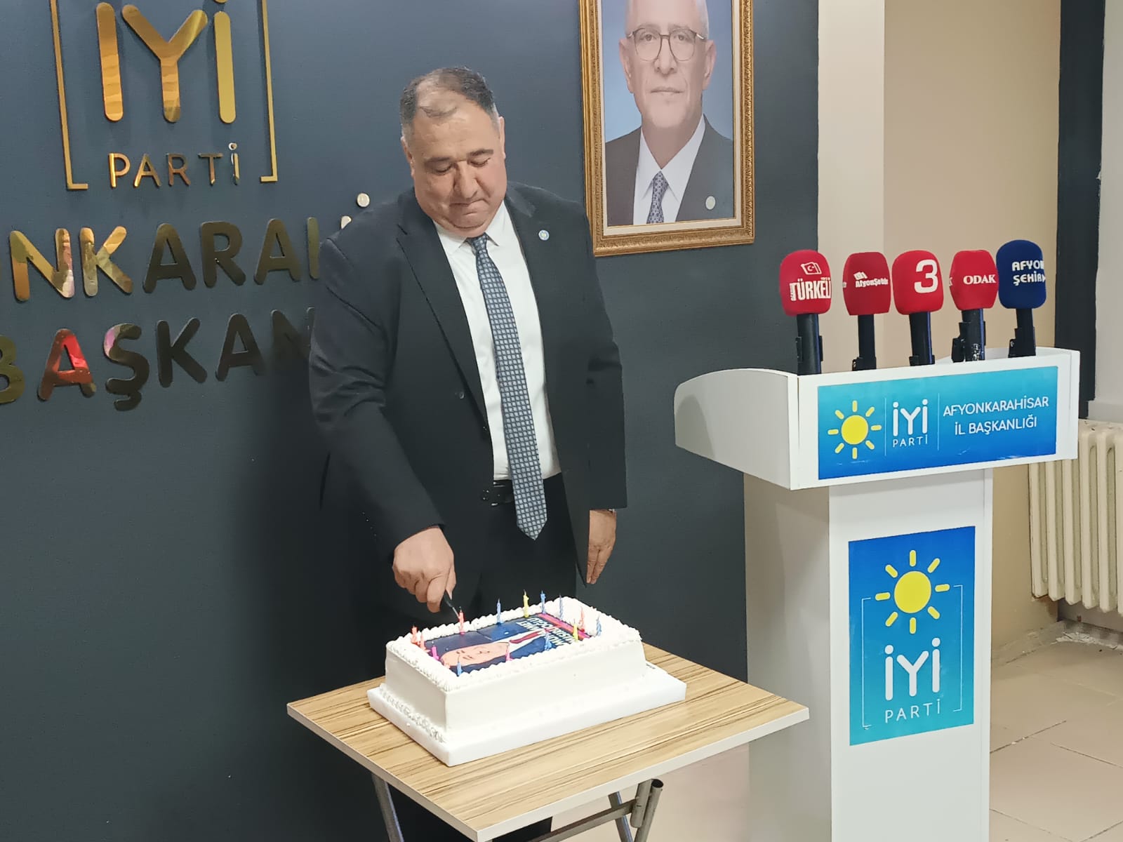 Başkan Mısırlıoğlu’na Sürpriz Doğum Günü Kutlaması:  “Dileğim, Partimizin İktidar Olması”