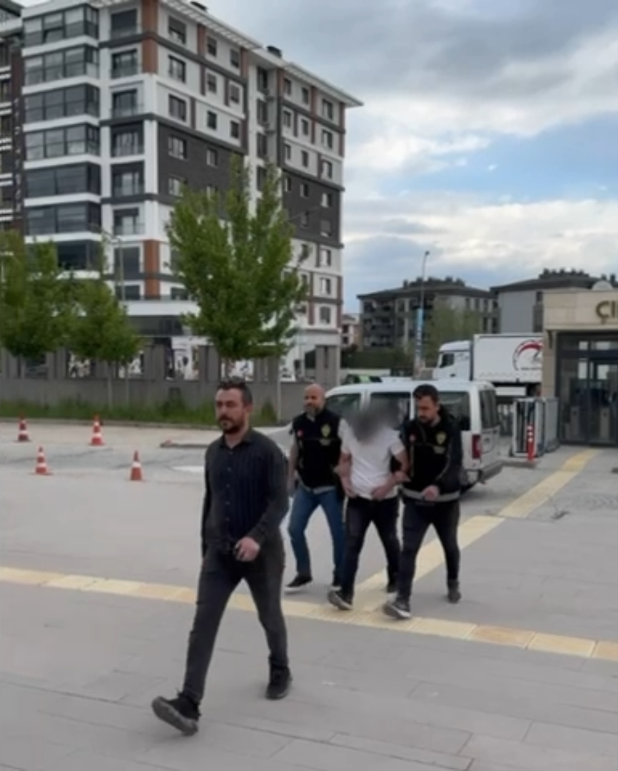 ‘Oto Faresi’ Kameraya Yakalandı: Kilitsiz Araçtan Hırsızlık Yapan Şüpheli Adliyeye Sevk Edildi