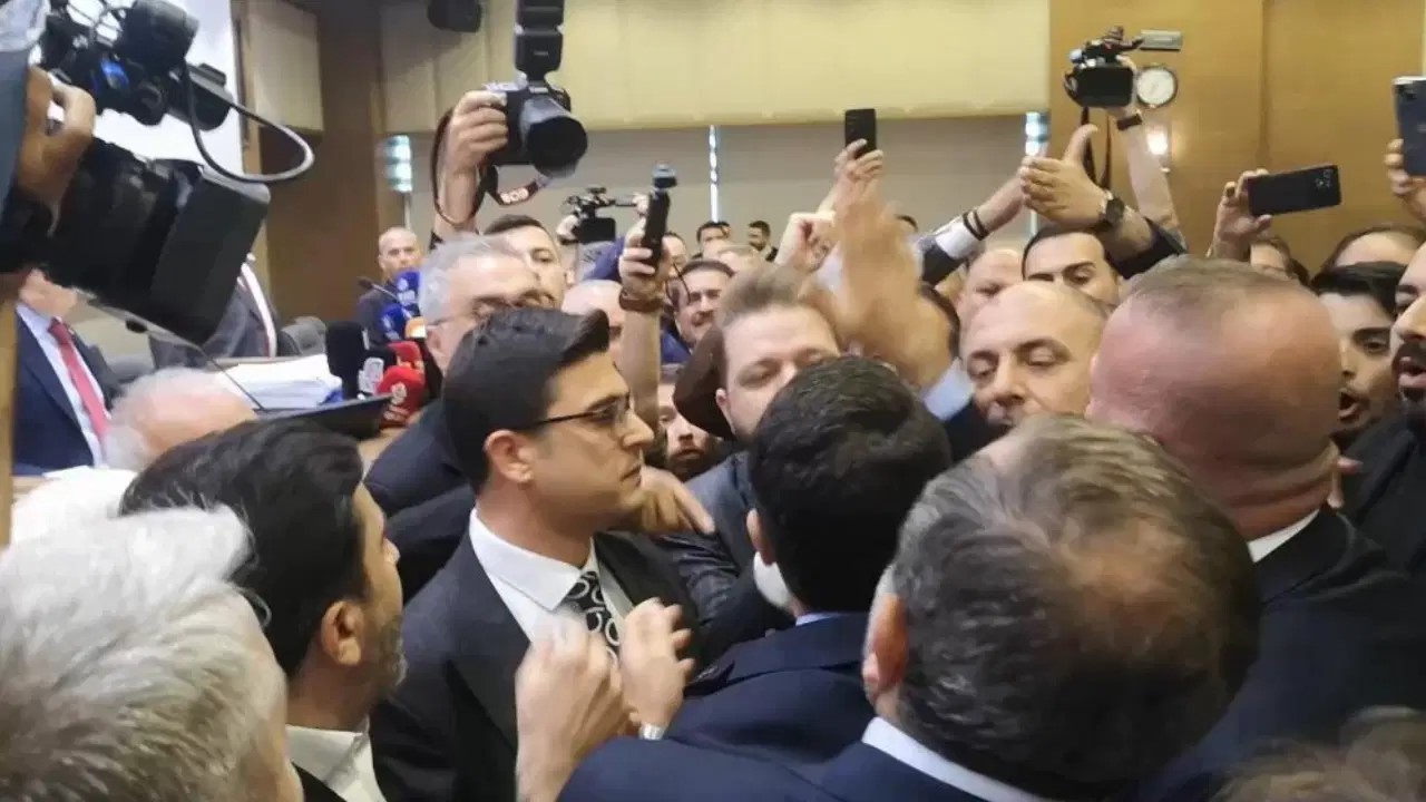 Bursa Belediye Meclisi'nde Tartışma Büyüdü: AKP'li Üye Başkanı Hedef Aldı