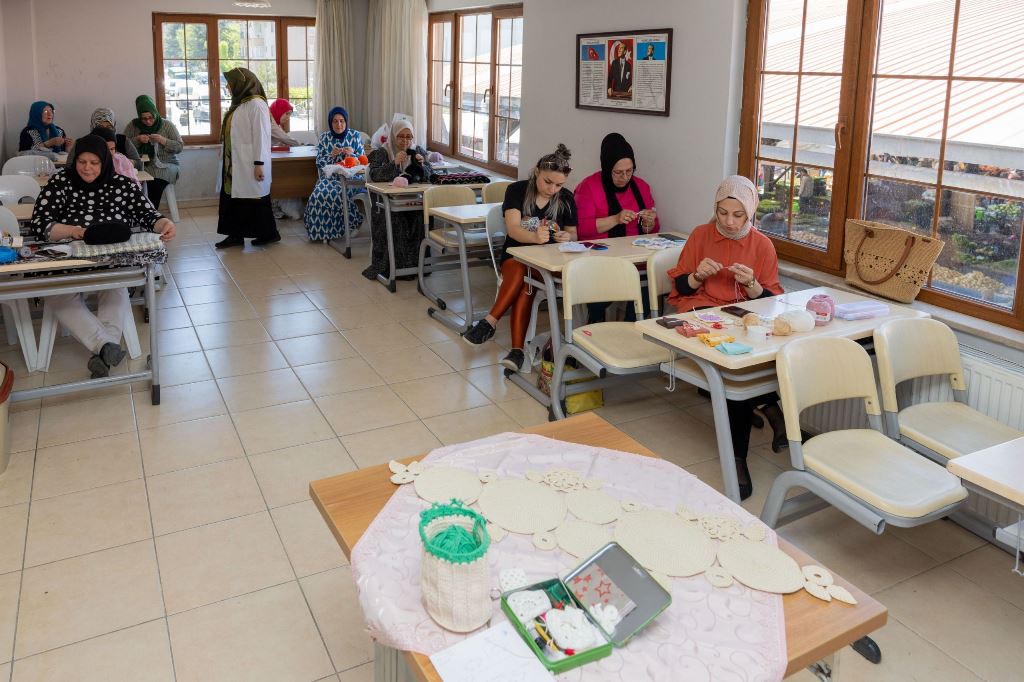 BELEDİYEDEN GENÇLERE VE KADINLARA TAM DESTEK