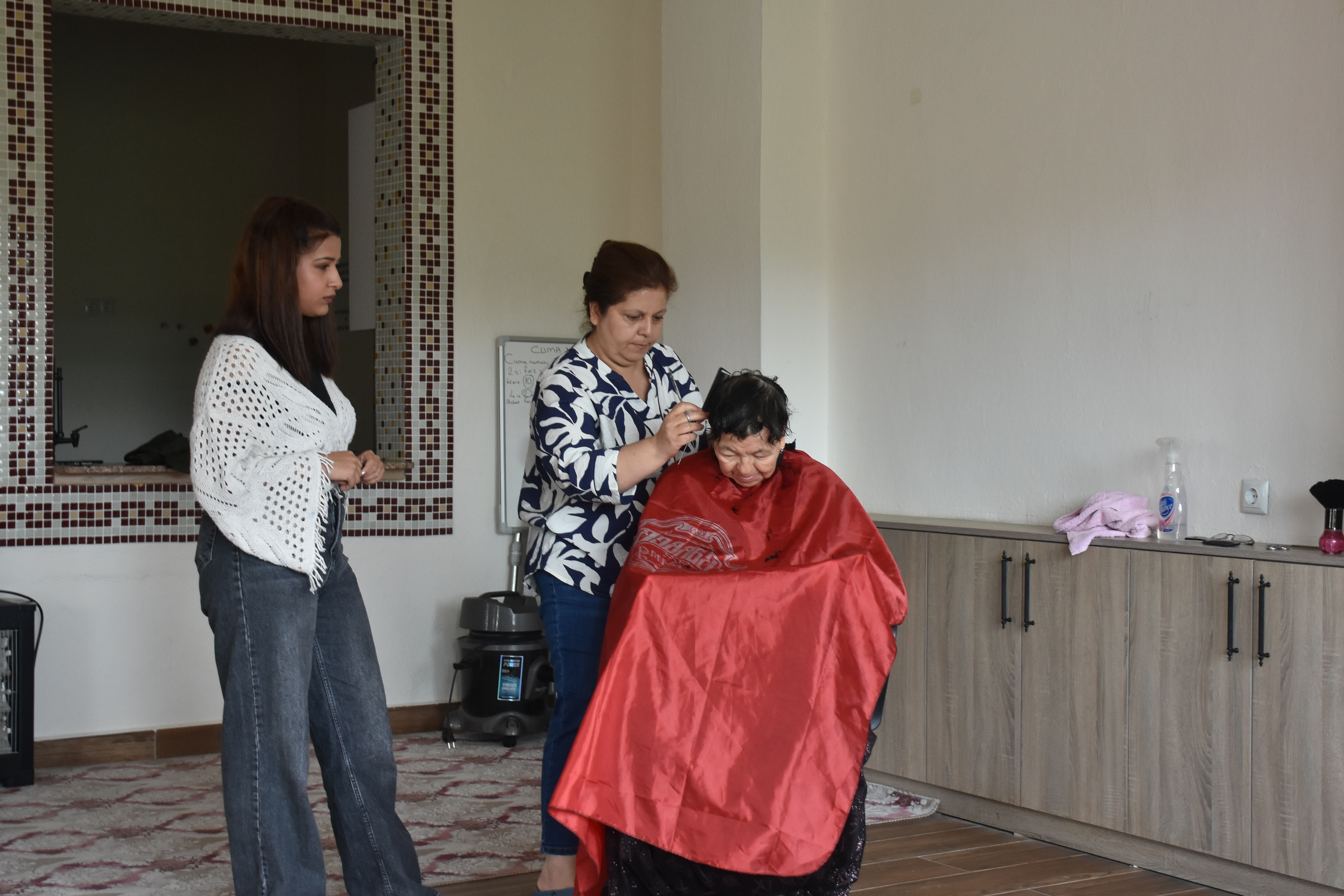 Kanseri Yendi, Köylere Umut Taşıdı!  Kuaför Yasemin Külcü Ücretsiz Hizmetiyle Gönüllere Dokunuyor