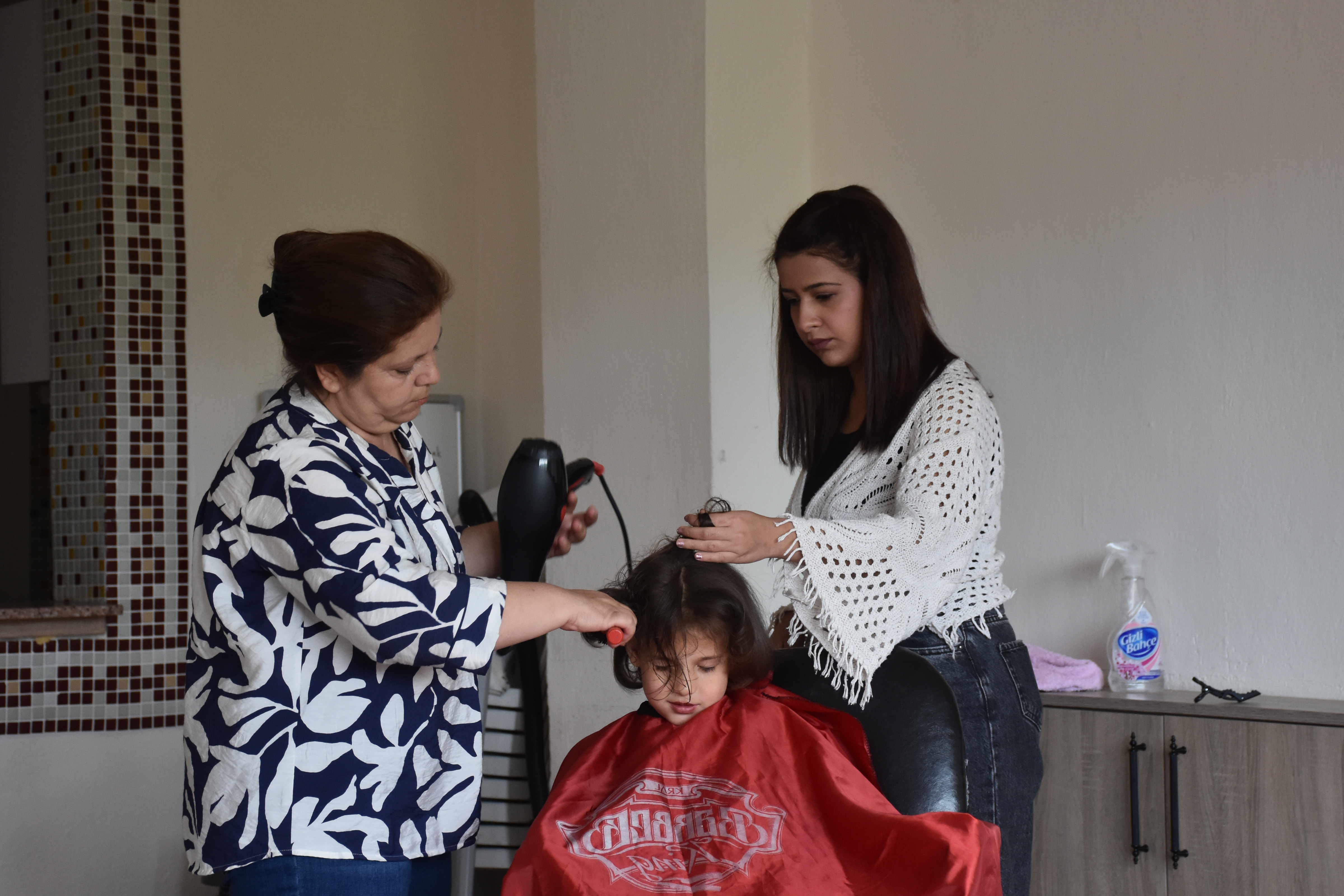 Kanseri Yendi, Köylere Umut Taşıdı!  Kuaför Yasemin Külcü Ücretsiz Hizmetiyle Gönüllere Dokunuyor