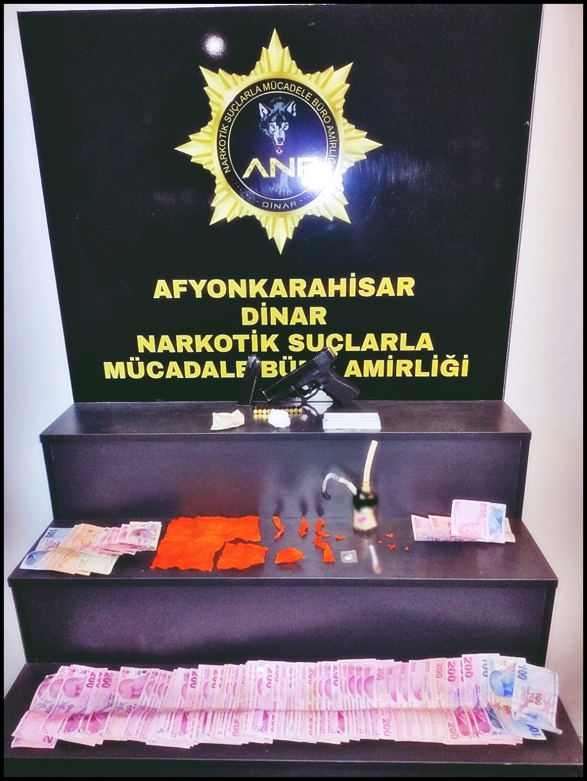 Uyuşturucu Tacirine Suçüstü! Peçeteye Emdirilmiş Uyuşturucuyla Yakalandılar