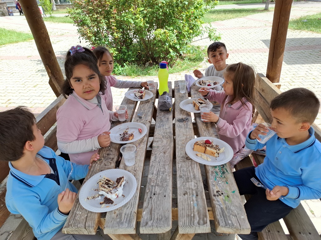 FATİH İLKOKULU'NDA MİNİKLERE TATLI SÜRPRİZ