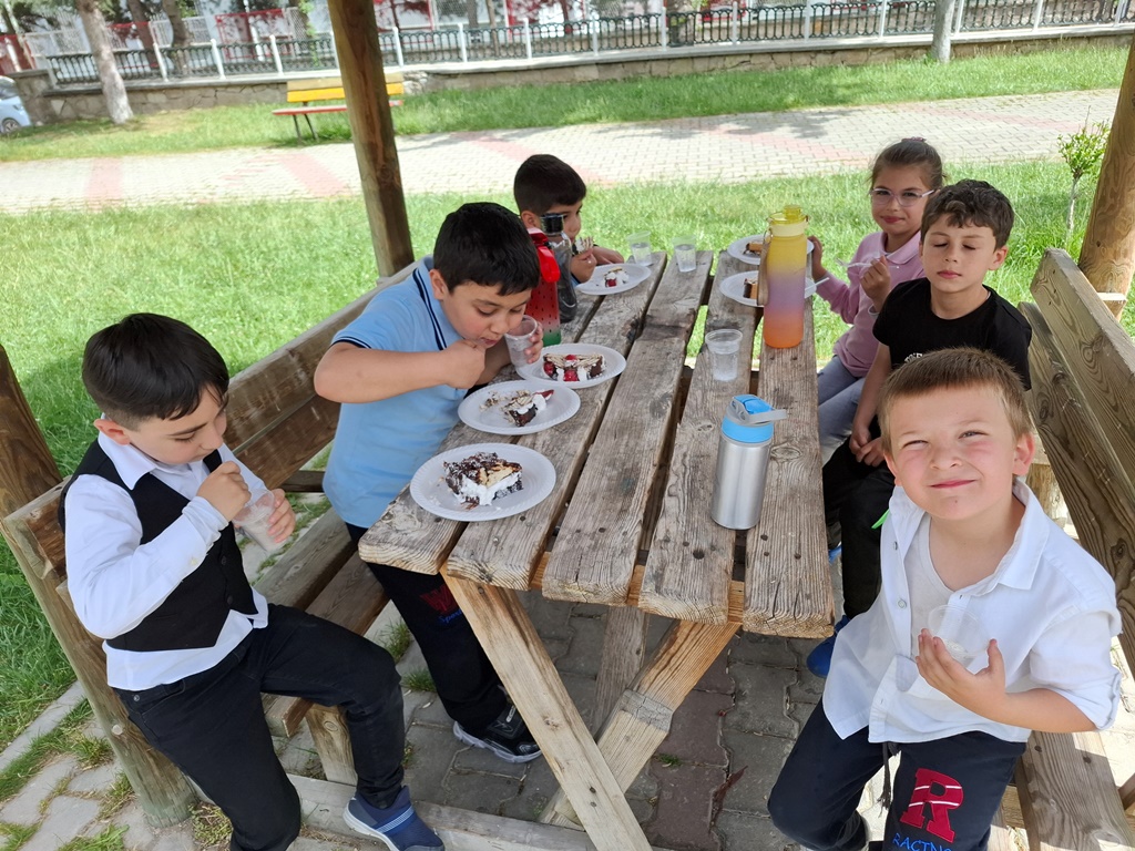 FATİH İLKOKULU'NDA MİNİKLERE TATLI SÜRPRİZ