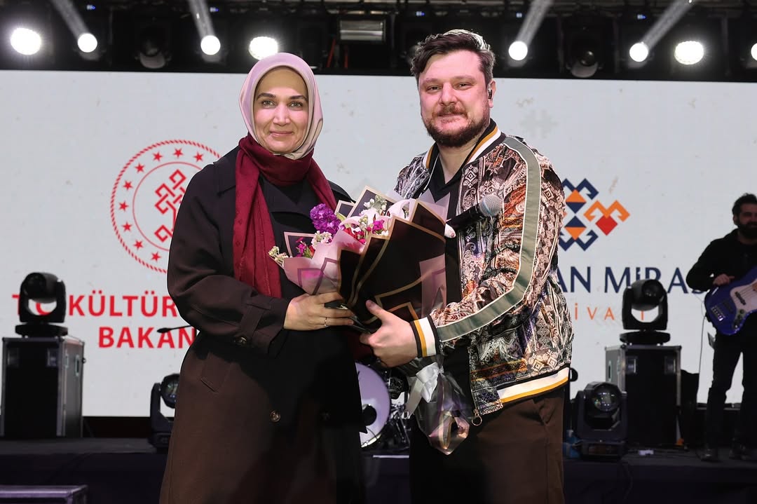 Vali Yiğitbaşı, Tarih ve Müzik Dolu Geceye Katıldı!  Ayazini’de Ekin Uzunlar Konseriyle Festival Coşkusu Zirveye Ulaştı