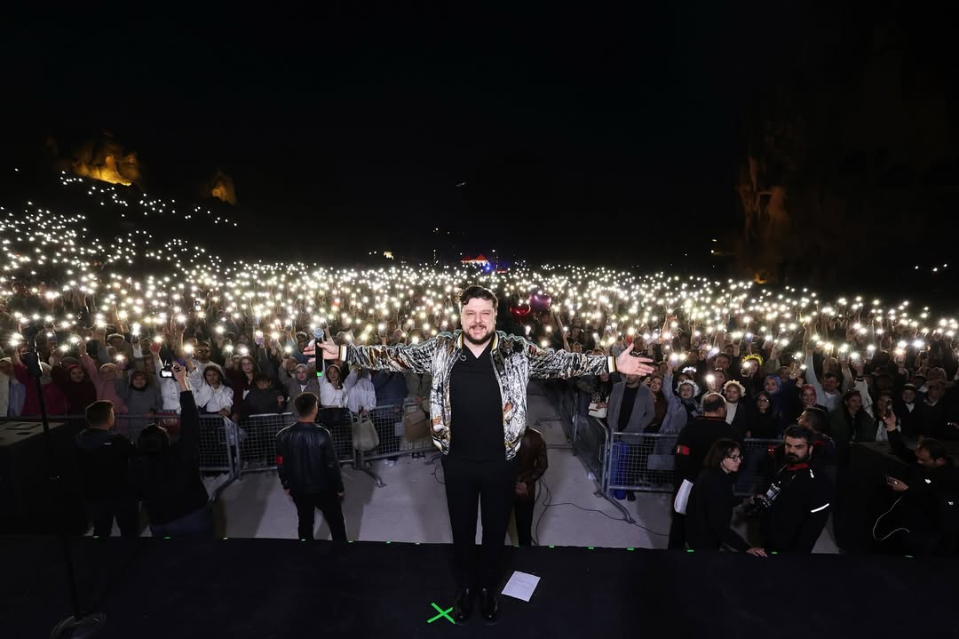 Vali Yiğitbaşı, Tarih ve Müzik Dolu Geceye Katıldı!  Ayazini’de Ekin Uzunlar Konseriyle Festival Coşkusu Zirveye Ulaştı