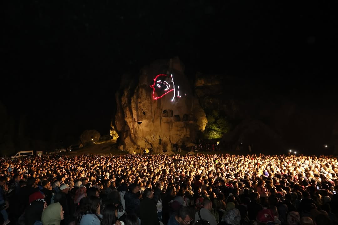 Vali Yiğitbaşı, Tarih ve Müzik Dolu Geceye Katıldı!  Ayazini’de Ekin Uzunlar Konseriyle Festival Coşkusu Zirveye Ulaştı