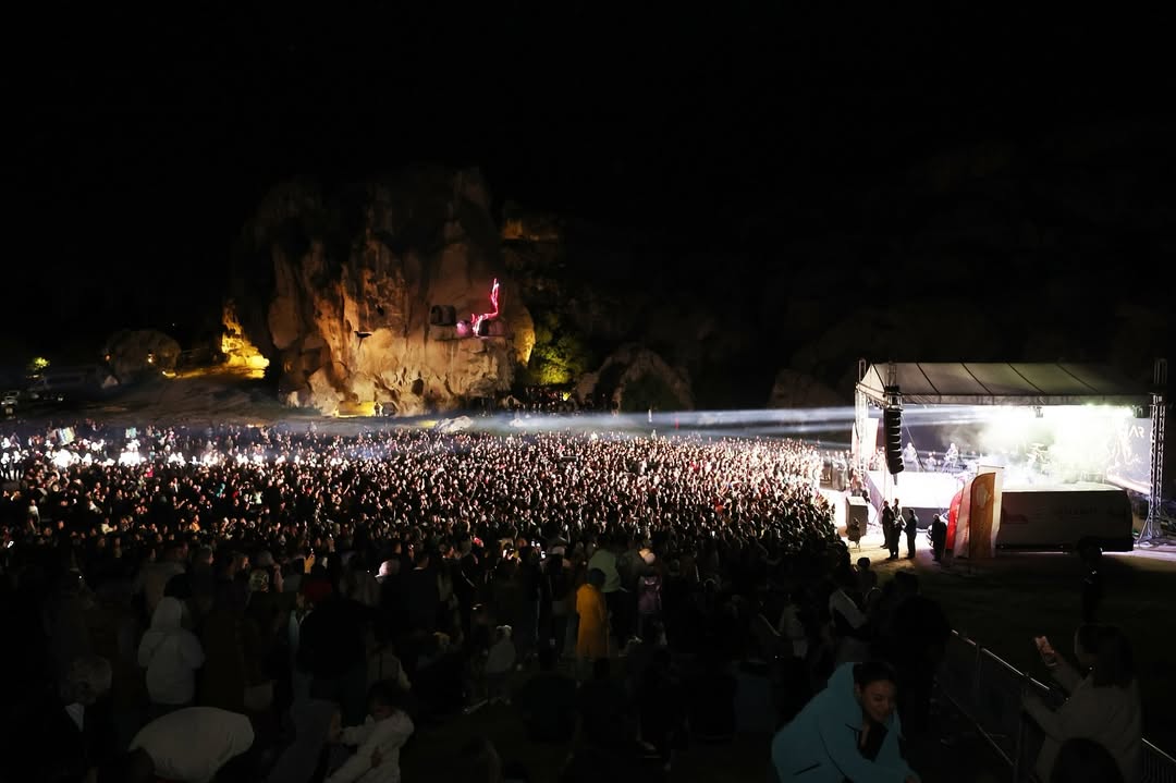 Vali Yiğitbaşı, Tarih ve Müzik Dolu Geceye Katıldı!  Ayazini’de Ekin Uzunlar Konseriyle Festival Coşkusu Zirveye Ulaştı