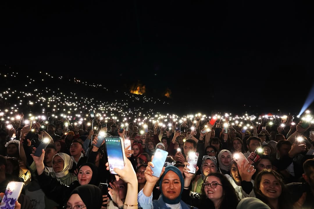 Vali Yiğitbaşı, Tarih ve Müzik Dolu Geceye Katıldı!  Ayazini’de Ekin Uzunlar Konseriyle Festival Coşkusu Zirveye Ulaştı
