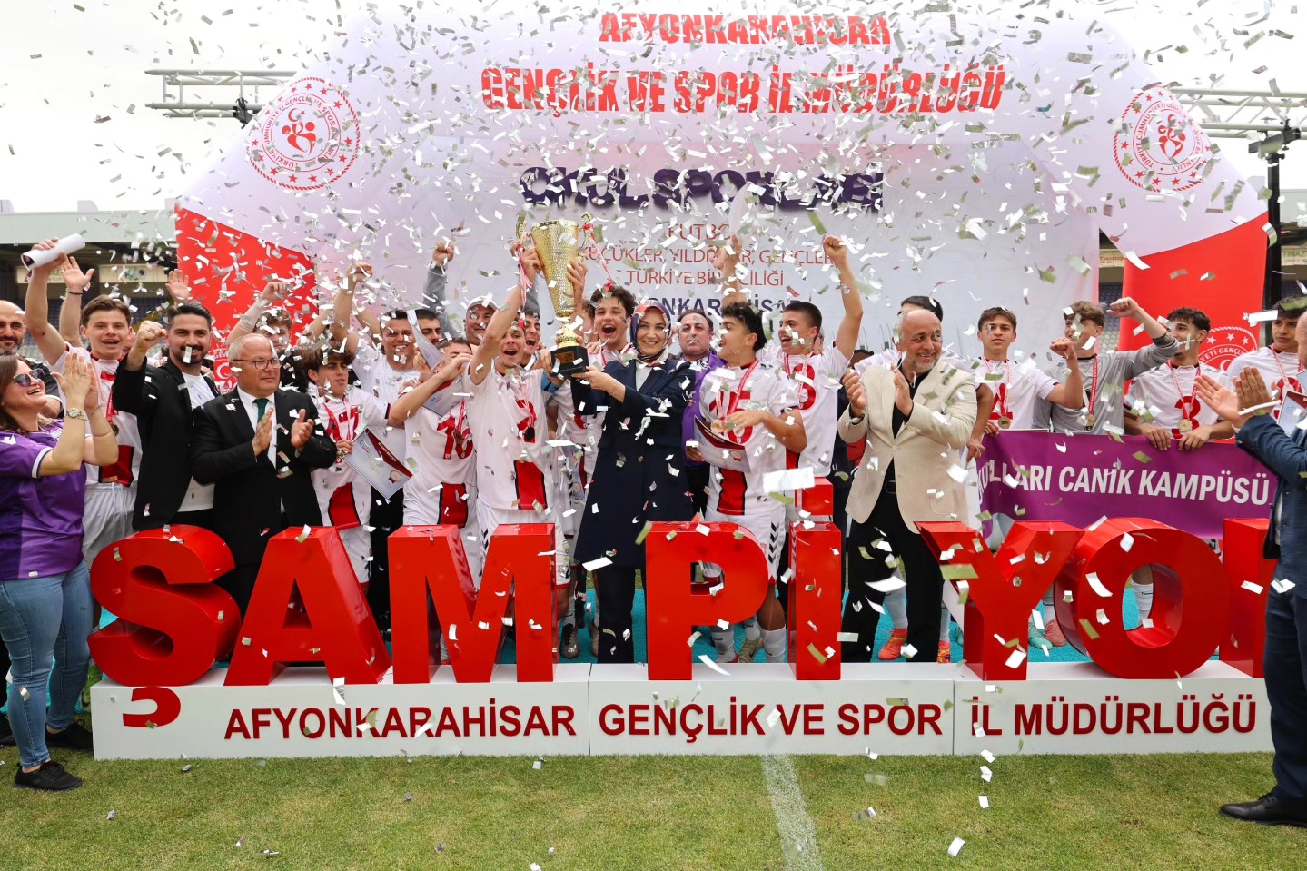 Vali Yiğitbaşı Genç Sporcuların Heyecanına Ortak Oldu