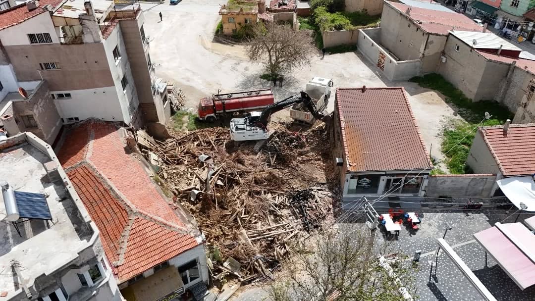 Bolvadin Çarşısındaki Yangının Ardından Temizlik Çalışmaları Başladı
