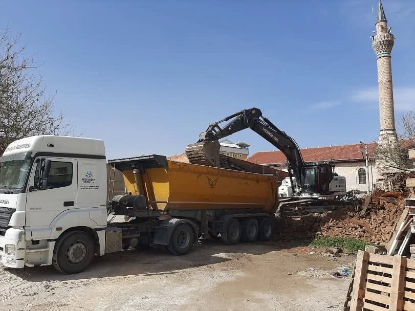 Bolvadin Çarşısındaki Yangının Ardından Temizlik Çalışmaları Başladı