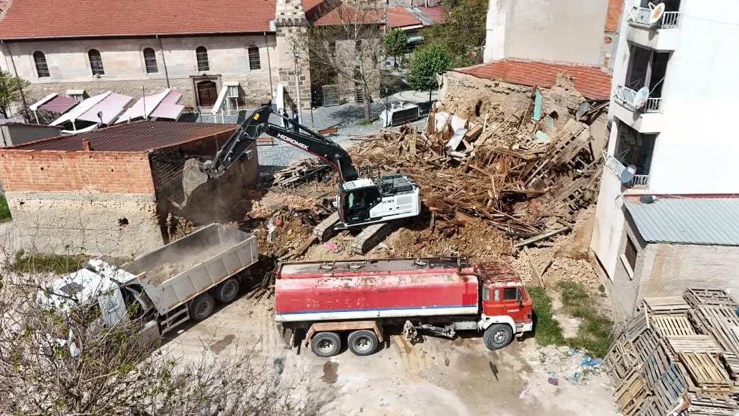 Bolvadin Çarşısındaki Yangının Ardından Temizlik Çalışmaları Başladı
