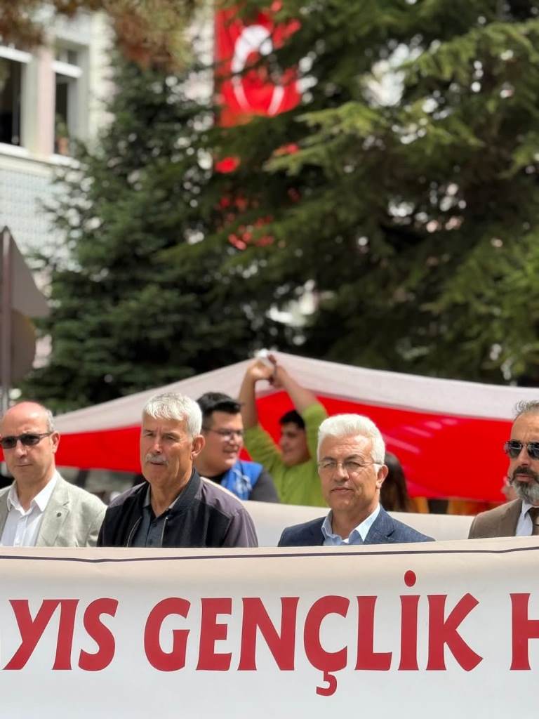 ŞUHUT’TA GENÇLİK YÜRÜYÜŞÜNE COŞKULU KATILIM