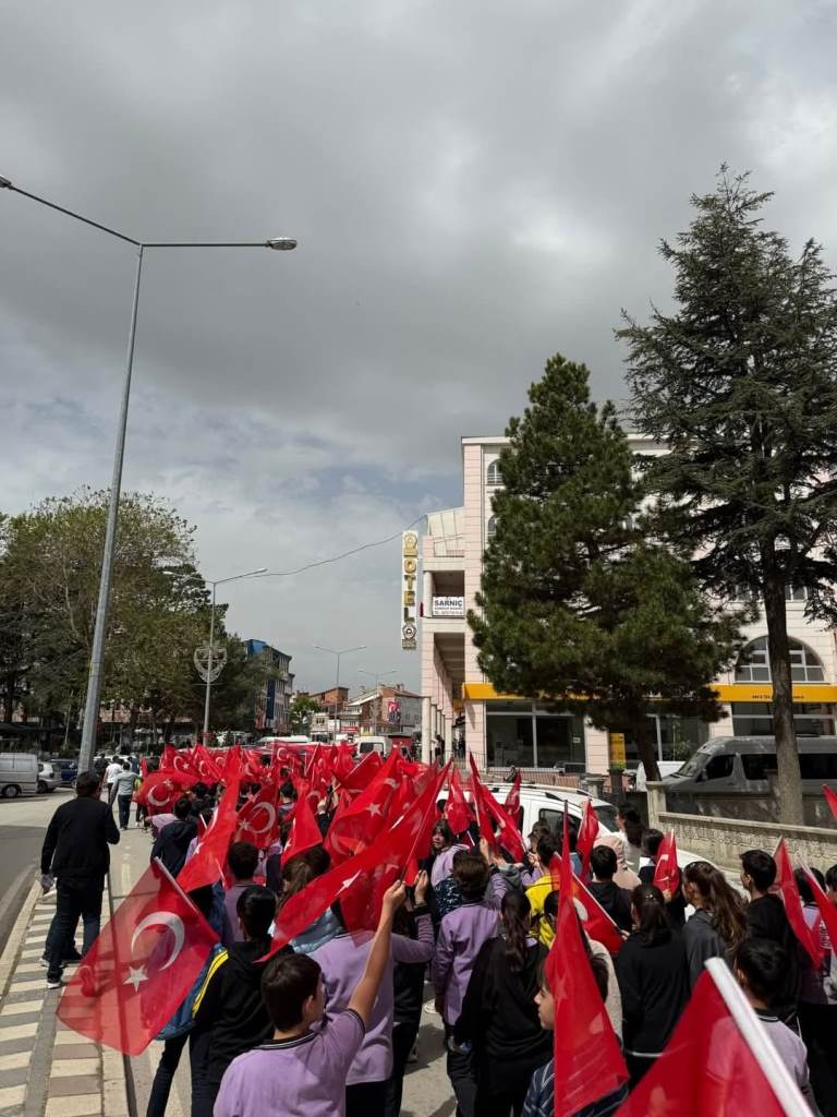 ŞUHUT’TA GENÇLİK YÜRÜYÜŞÜNE COŞKULU KATILIM