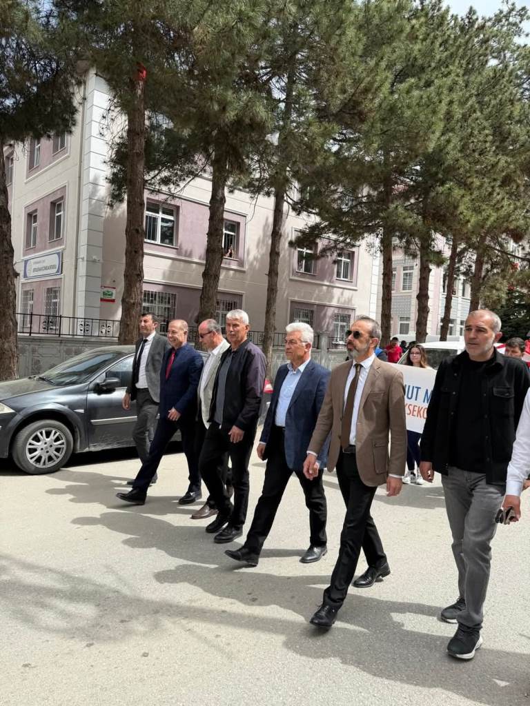 ŞUHUT’TA GENÇLİK YÜRÜYÜŞÜNE COŞKULU KATILIM
