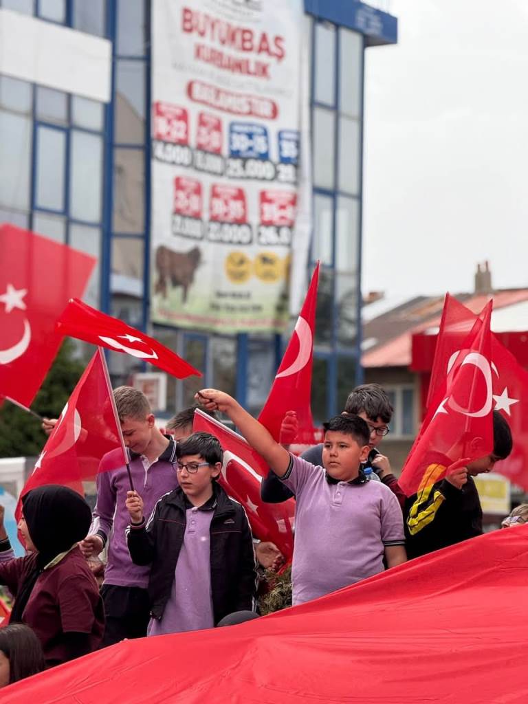 ŞUHUT’TA GENÇLİK YÜRÜYÜŞÜNE COŞKULU KATILIM
