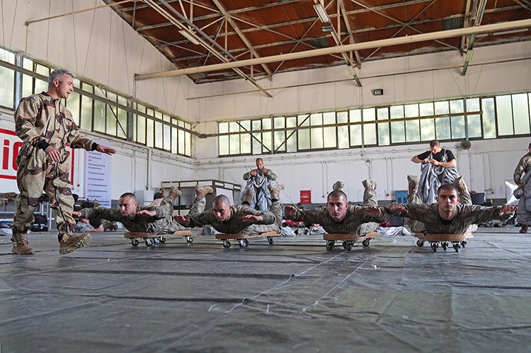 Türk askeri hayat kurtarmak için zorlu paraşüt eğitimi alıyor