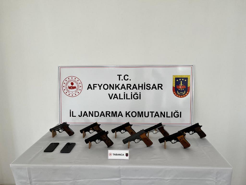 AFYON'DA YOLCU OTOBÜSÜNDE 8 RUHSATSIZ TABANCA ELE GEÇİRİLDİ