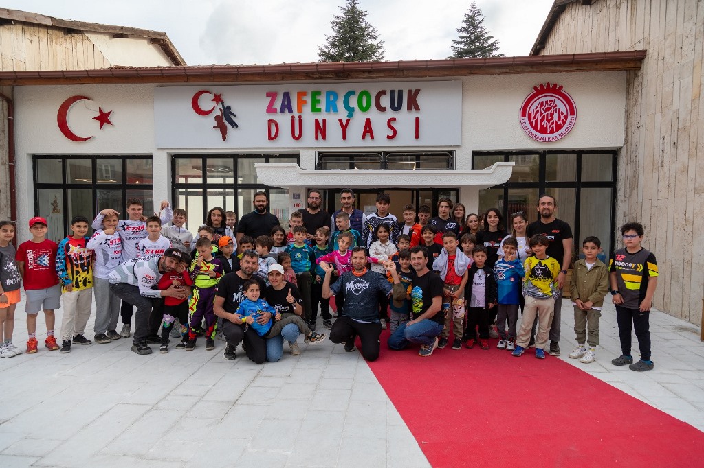 AVRUPA MOTOKROS ŞAMPİYONASI MİNİK YARIŞÇILARINDAN ZAFER ÇOCUK DÜNYASI MÜZESİ’NE ZİYARET