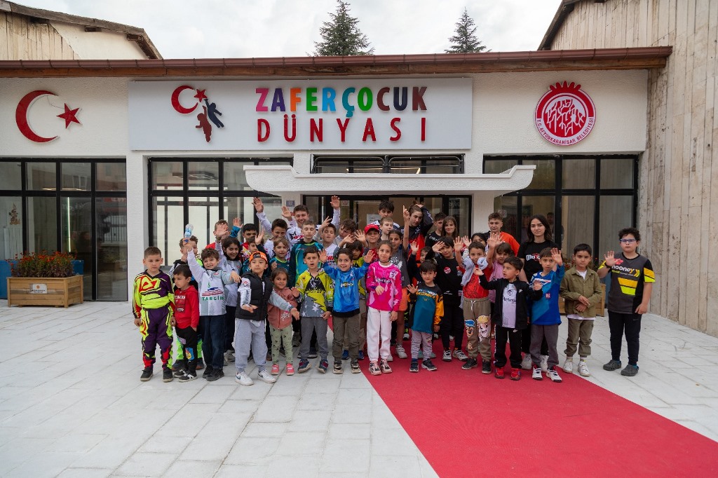AVRUPA MOTOKROS ŞAMPİYONASI MİNİK YARIŞÇILARINDAN ZAFER ÇOCUK DÜNYASI MÜZESİ’NE ZİYARET