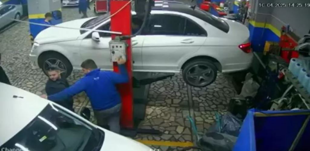 2,5 TONLUK ARAÇ ÜZERİNE DÜŞTÜ