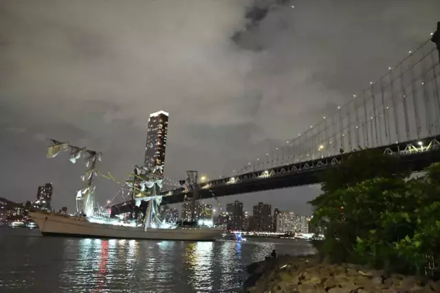 Brooklyn Köprüsü’nde Donanma Gemisi Faciası!  Yelkenlerde Asılı Kaldılar: 2 Ölü, 19 Yaralı