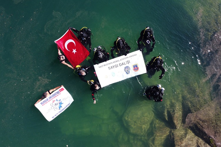 Tunceli'de 19 Dalgıç, Gölün 19 Metre Derinliğinde Atatürk'ü Andı
