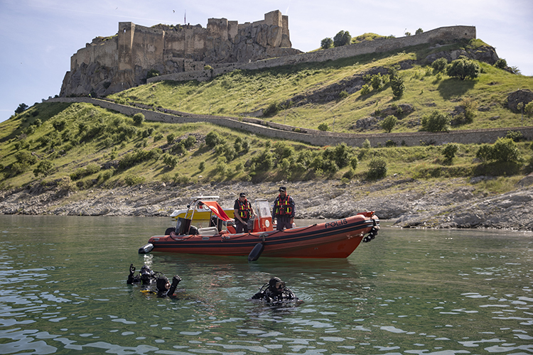 Tunceli'de 19 Dalgıç, Gölün 19 Metre Derinliğinde Atatürk'ü Andı