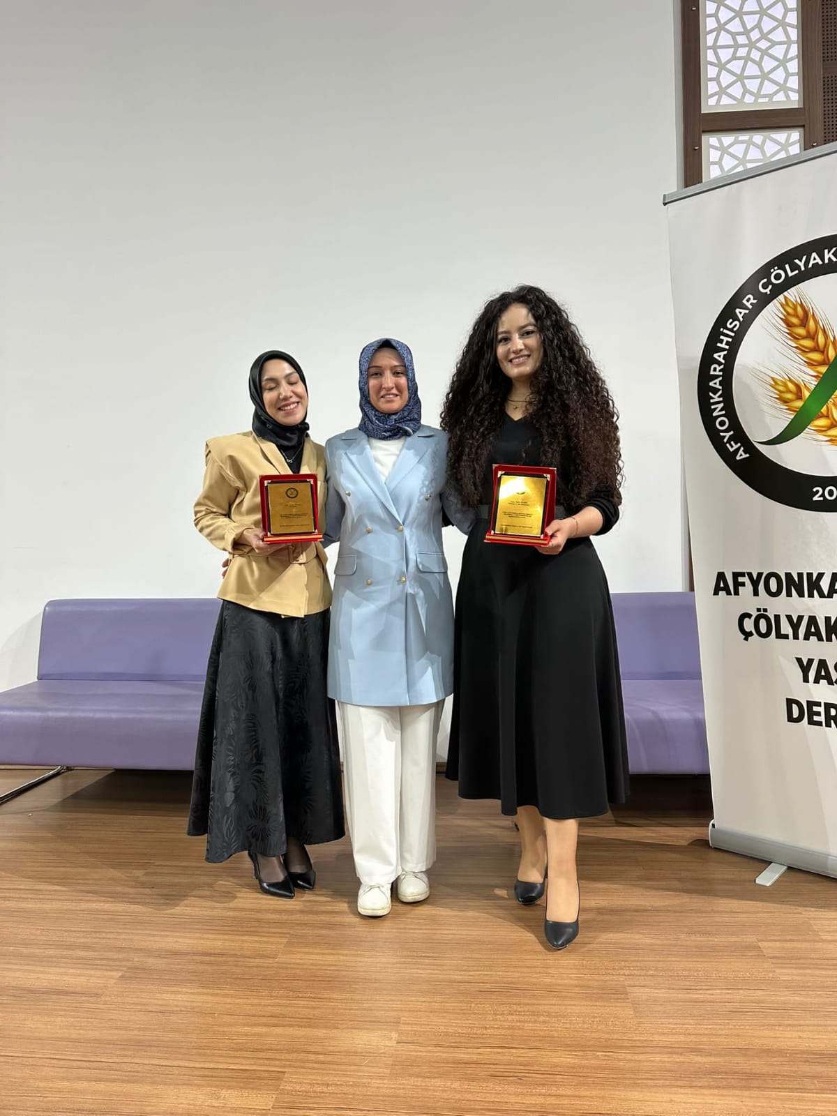 Çölyak hastaları birinci yılın anısına birlikte pasta kesti