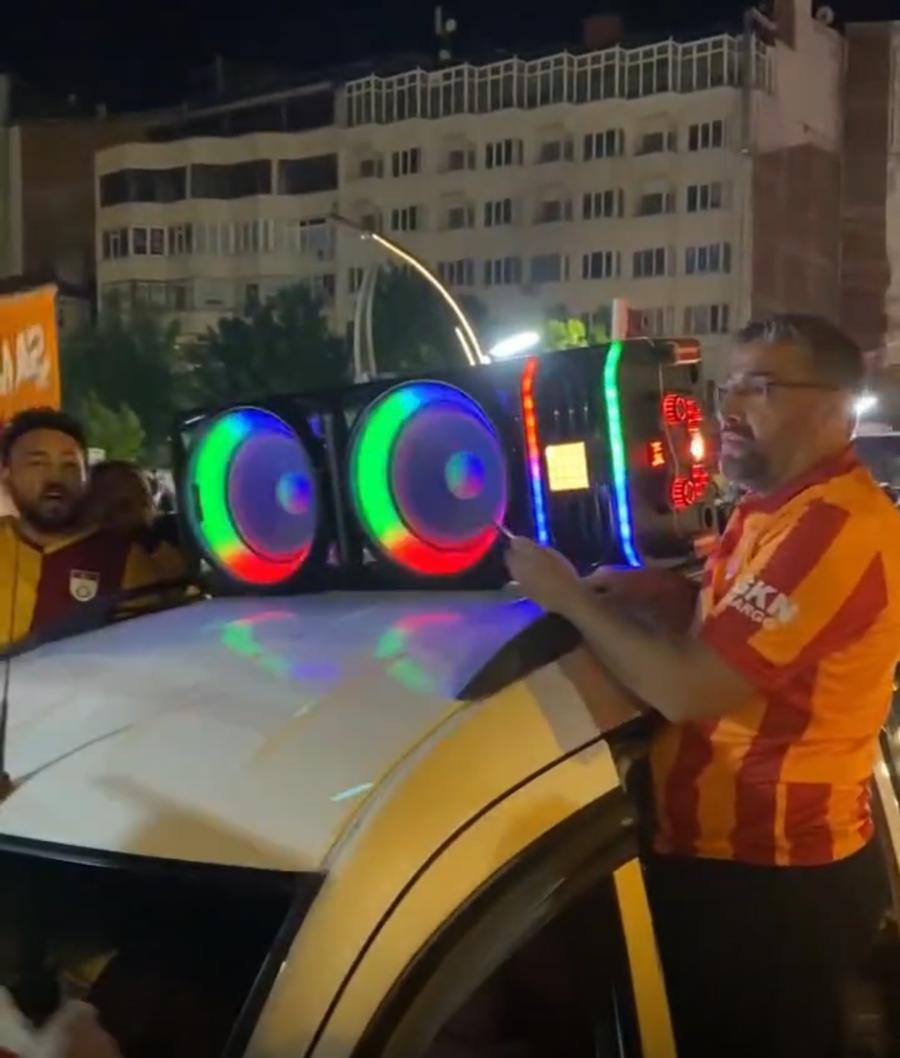 Afyonkarahisar’da Sarı-Kırmızı Coşku: Galatasaraylılar 25. Şampiyonluğu Sokaklarda Kutladı