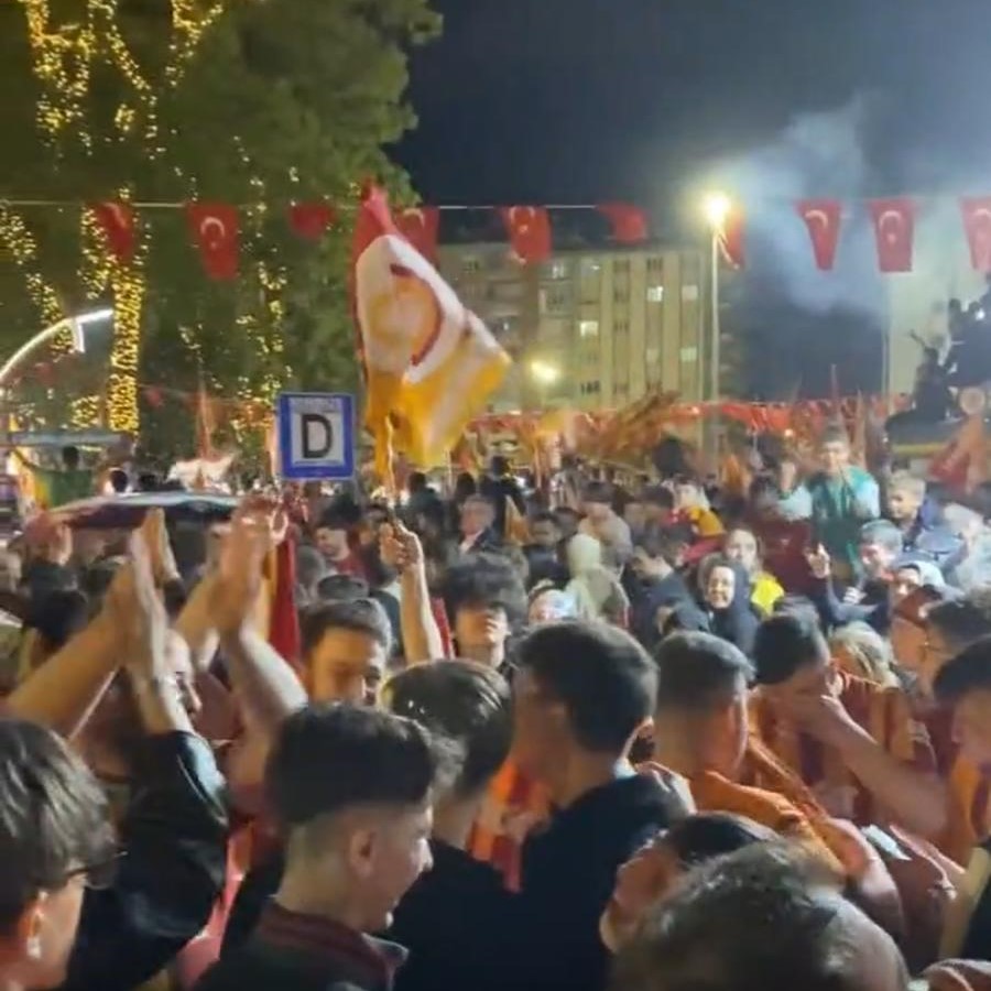Afyonkarahisar’da Sarı-Kırmızı Coşku: Galatasaraylılar 25. Şampiyonluğu Sokaklarda Kutladı