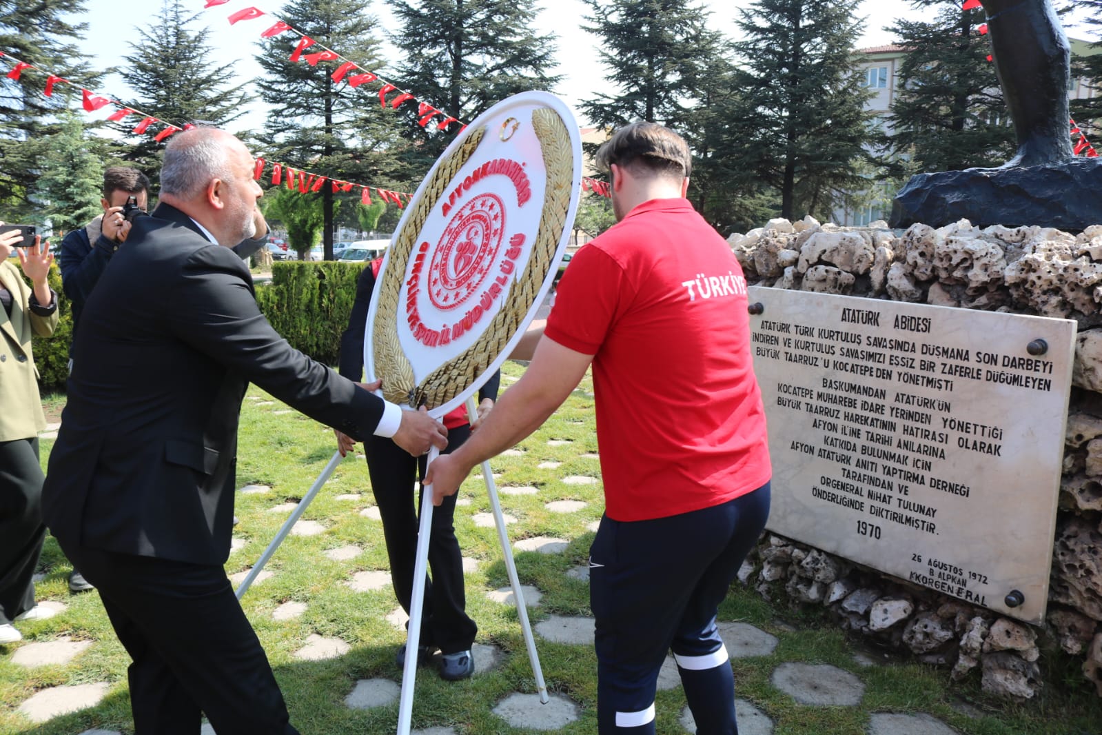Afyonkarahisar’da 19 Mayıs Coşkusu: Kocatepe Atatürk Anıtı’na Çelenk Sunuldu