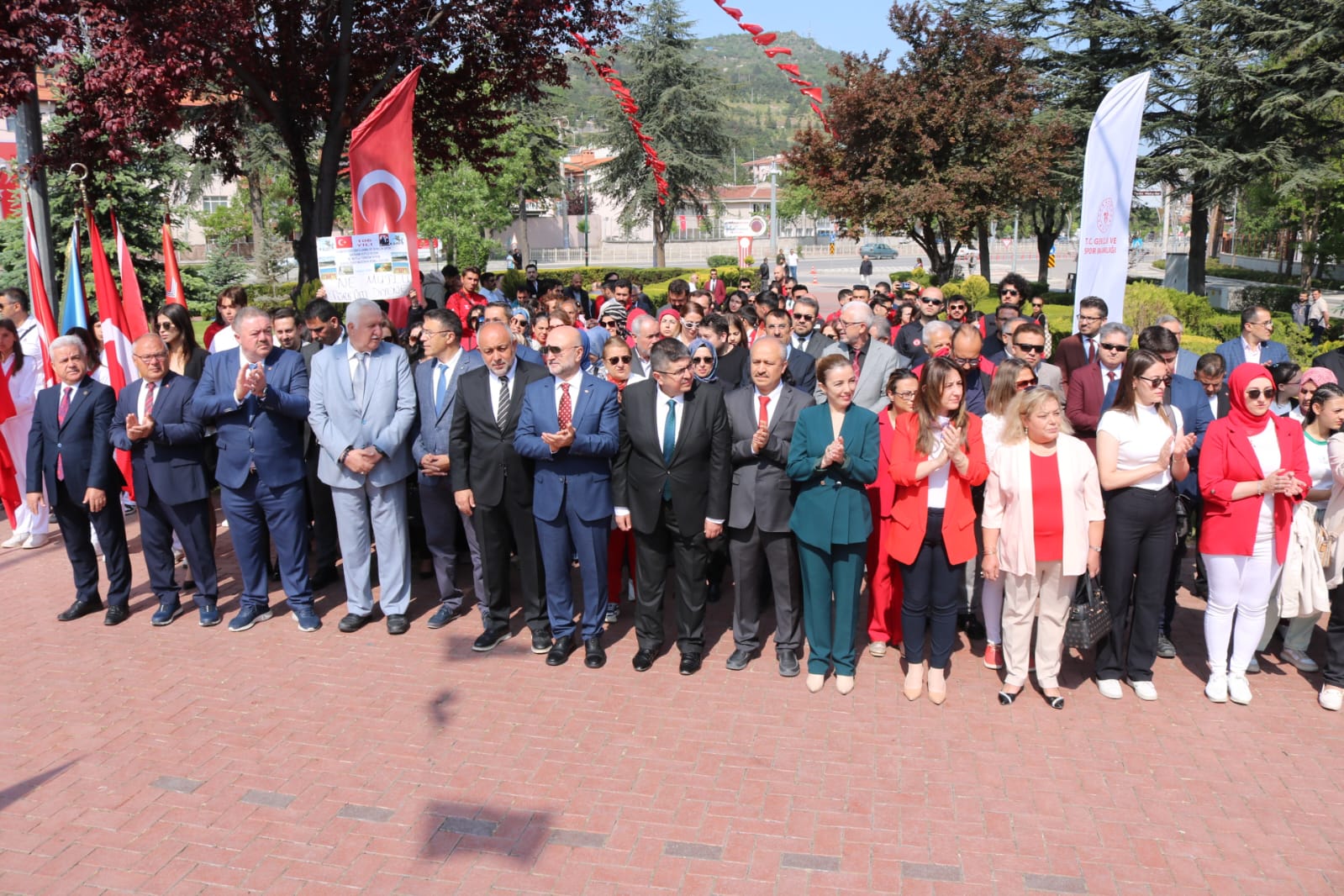 Afyonkarahisar’da 19 Mayıs Coşkusu: Kocatepe Atatürk Anıtı’na Çelenk Sunuldu
