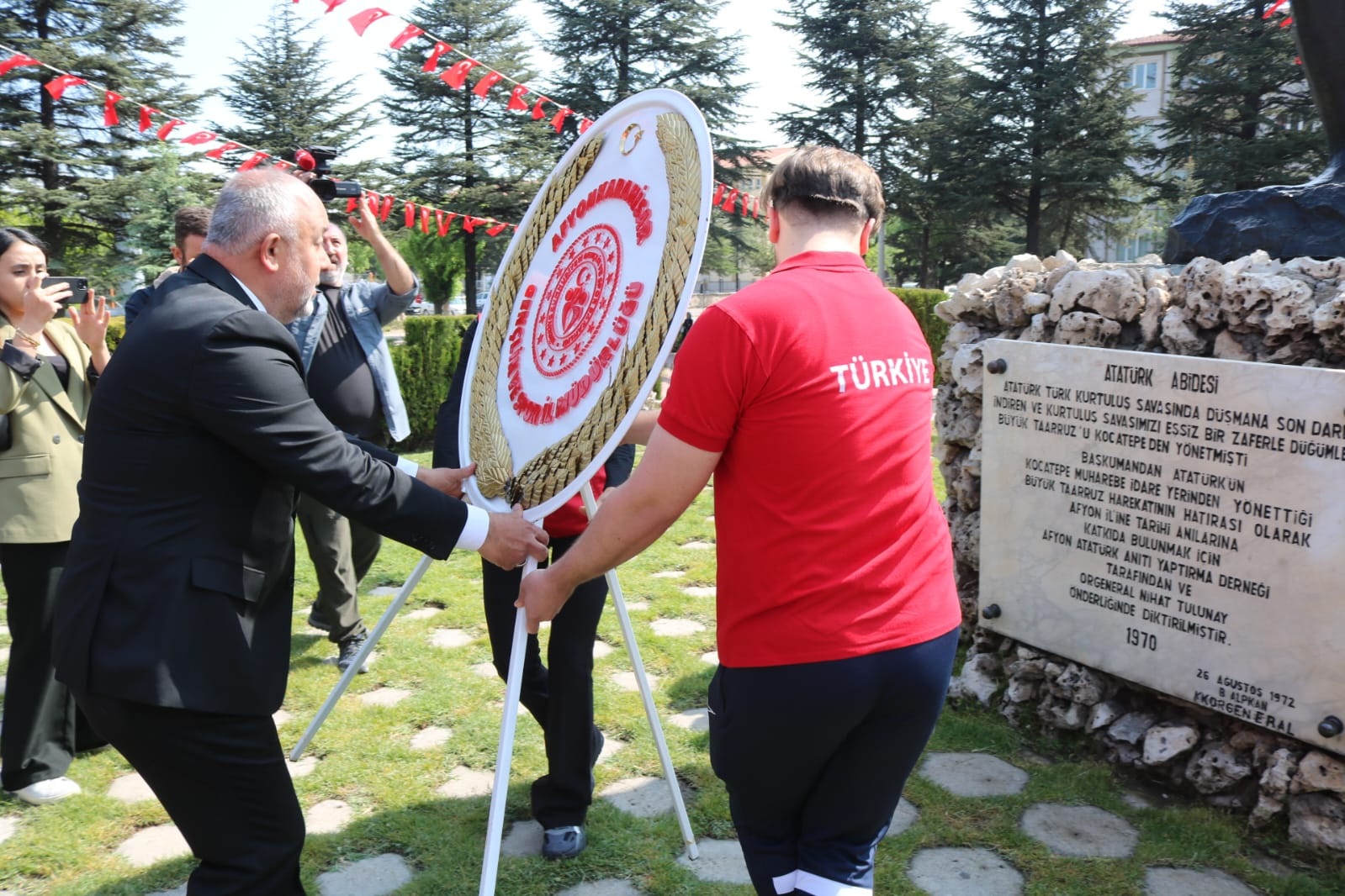 Afyonkarahisar’da 19 Mayıs Coşkusu: Kocatepe Atatürk Anıtı’na Çelenk Sunuldu