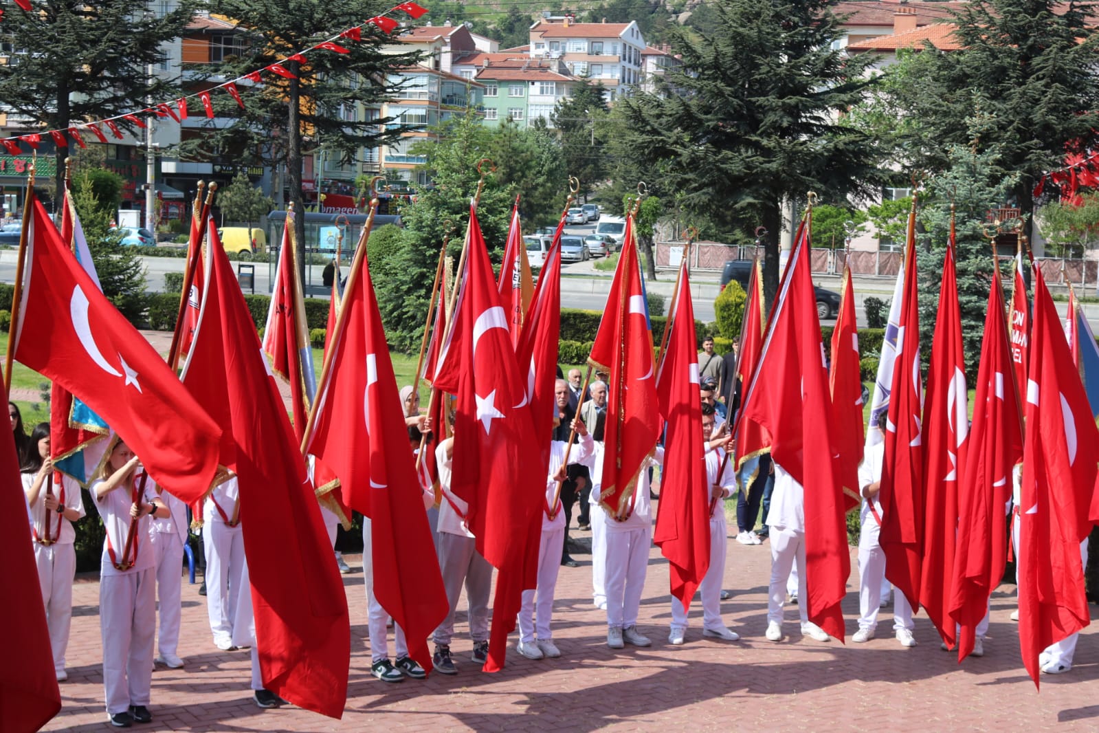 Afyonkarahisar’da 19 Mayıs Coşkusu: Kocatepe Atatürk Anıtı’na Çelenk Sunuldu