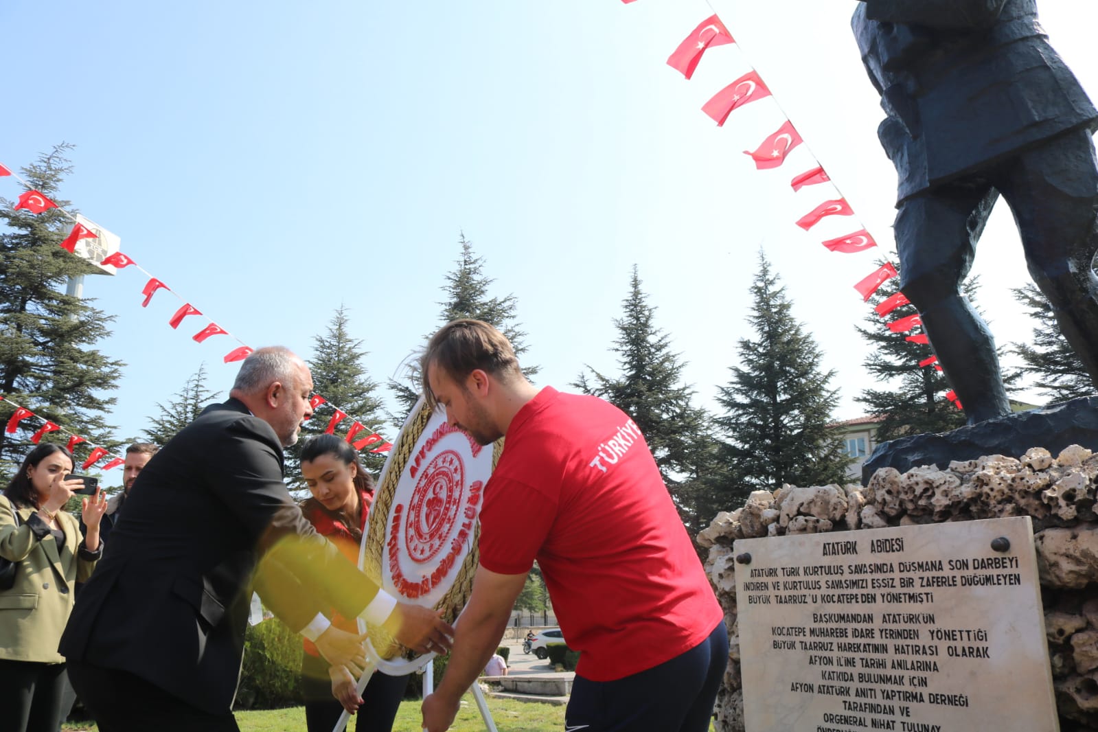 Afyonkarahisar’da 19 Mayıs Coşkusu: Kocatepe Atatürk Anıtı’na Çelenk Sunuldu