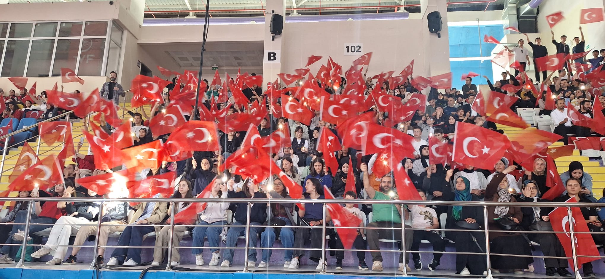 Salon "Ölürüm Türkiyem"le Yankılandı! 19 Mayıs Coşkusu Duygusal Anlara Sahne Oldu