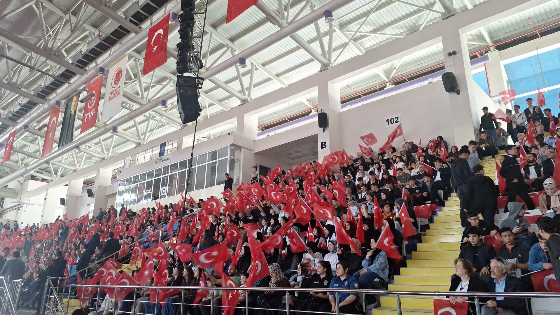 Salon "Ölürüm Türkiyem"le Yankılandı! 19 Mayıs Coşkusu Duygusal Anlara Sahne Oldu