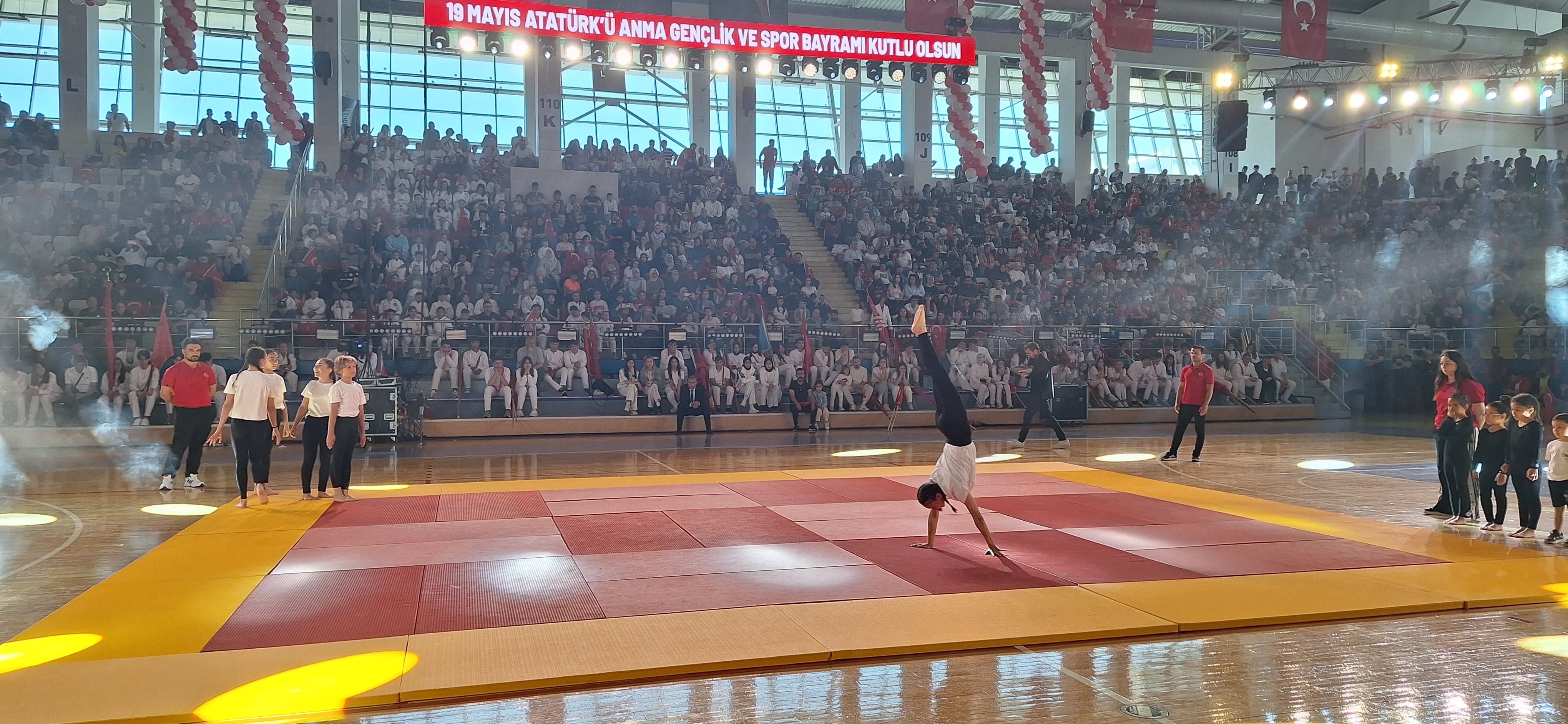 Afyonkarahisar’da 19 Mayıs Kutlamalarında Cimnastik Gösterileri Nefes Kesti